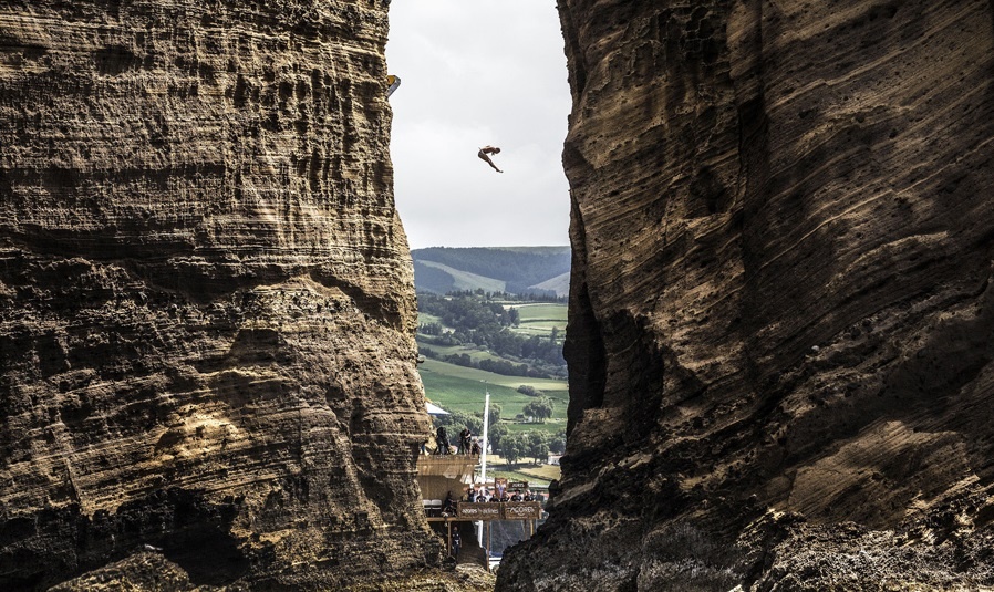 Cu nhay thot tim tu vach nui cao 27 m vao top anh tuan hinh anh