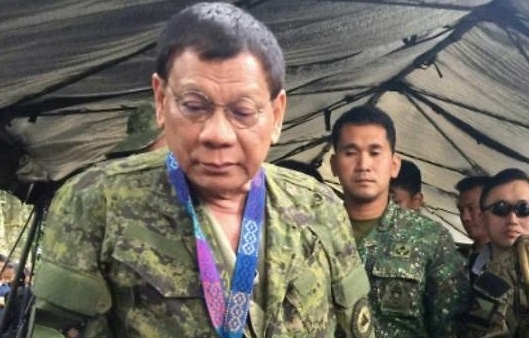 Tong thong Duterte tham dot xuat vung chien su Marawi hinh anh
