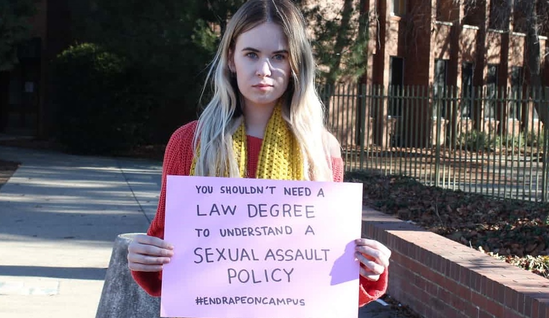 Hon mot nua sinh vien Australia bi quay roi tinh duc hinh anh