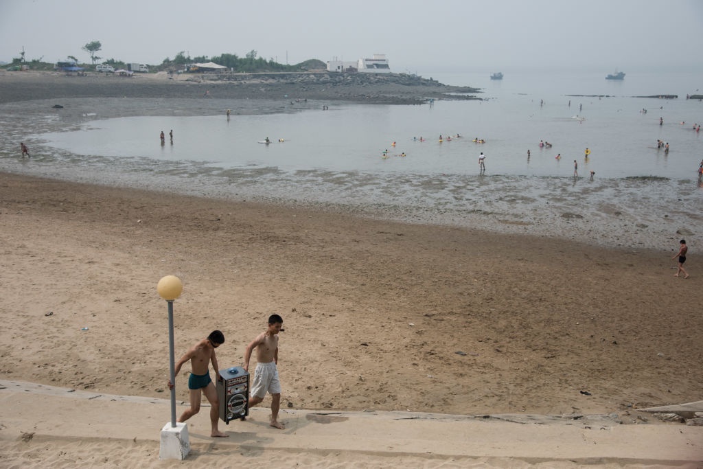 nguoi Trieu Tien vui choi bai bien anh 7