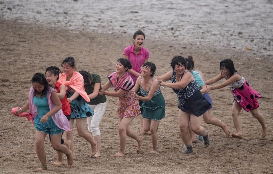 Giua cang thang, nguoi Trieu Tien vui choi het minh tren bai bien hinh anh