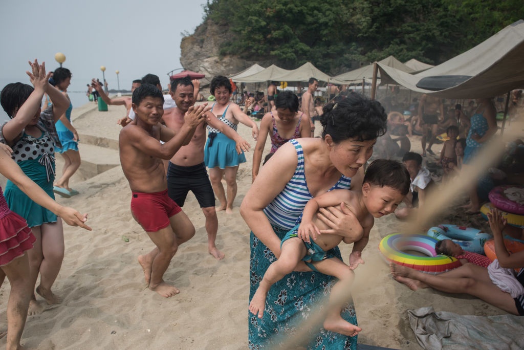 nguoi Trieu Tien vui choi bai bien anh 2