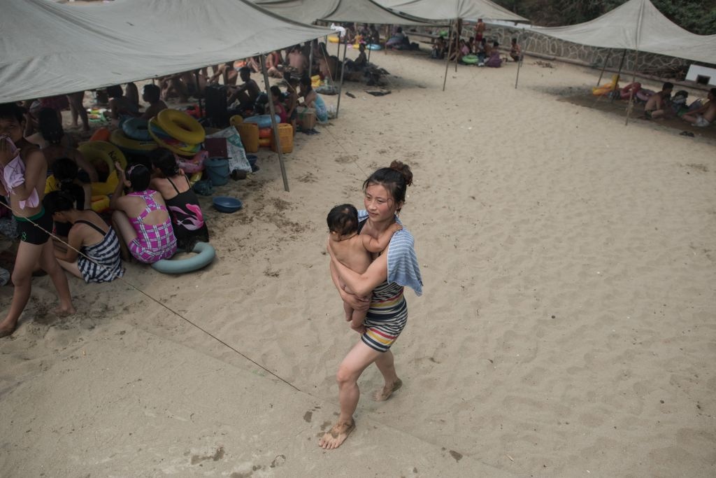 nguoi Trieu Tien vui choi bai bien anh 6