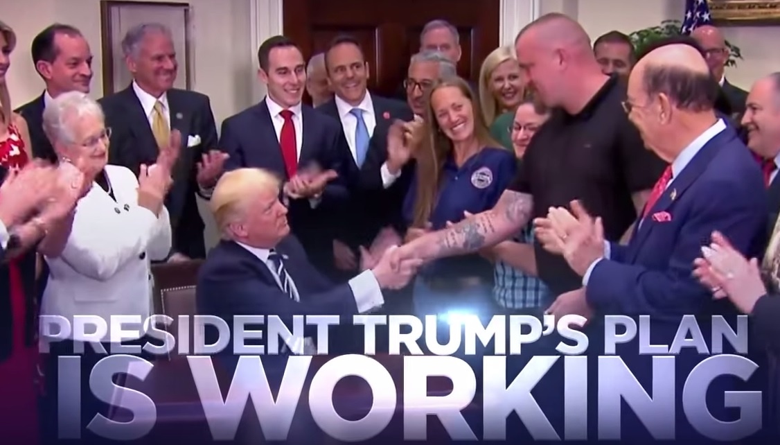 Quang cao tai tranh cu dau tien cua Tong thong Trump hinh anh