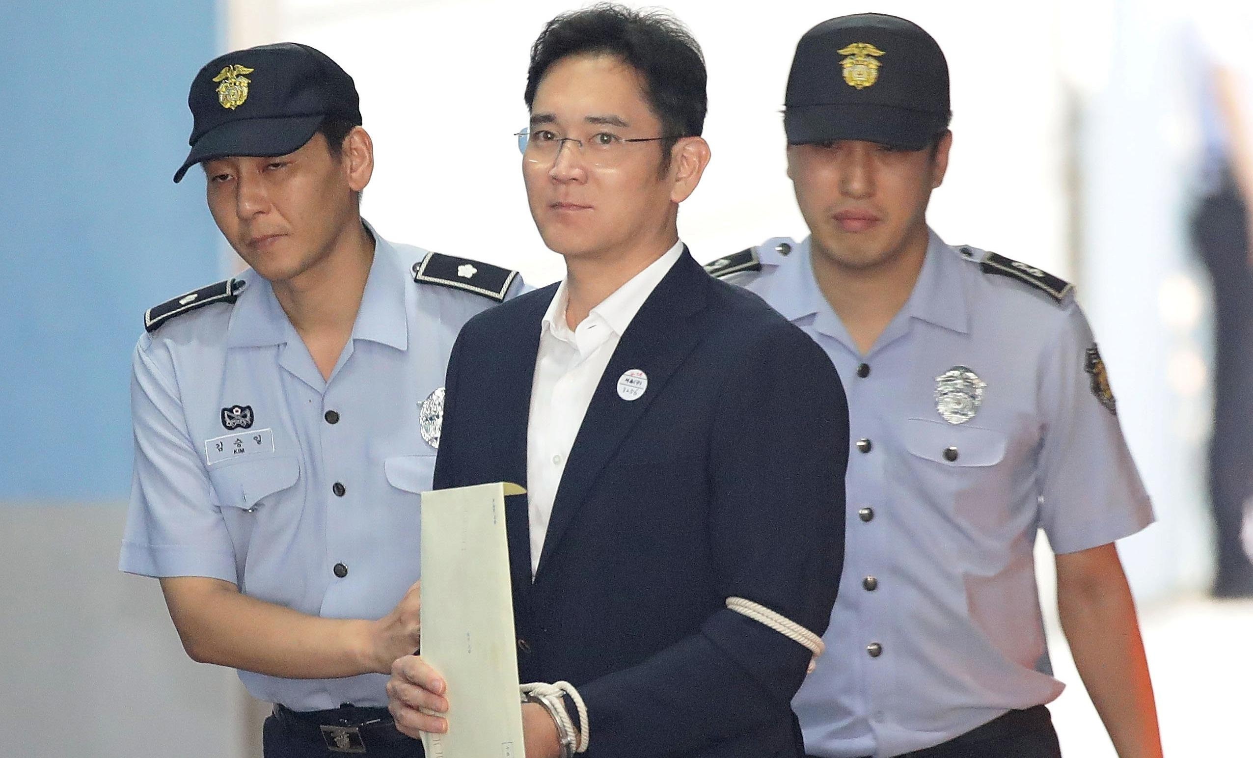 Pho chu tich Samsung linh an 5 nam tu vi hoi lo va khai man hinh anh