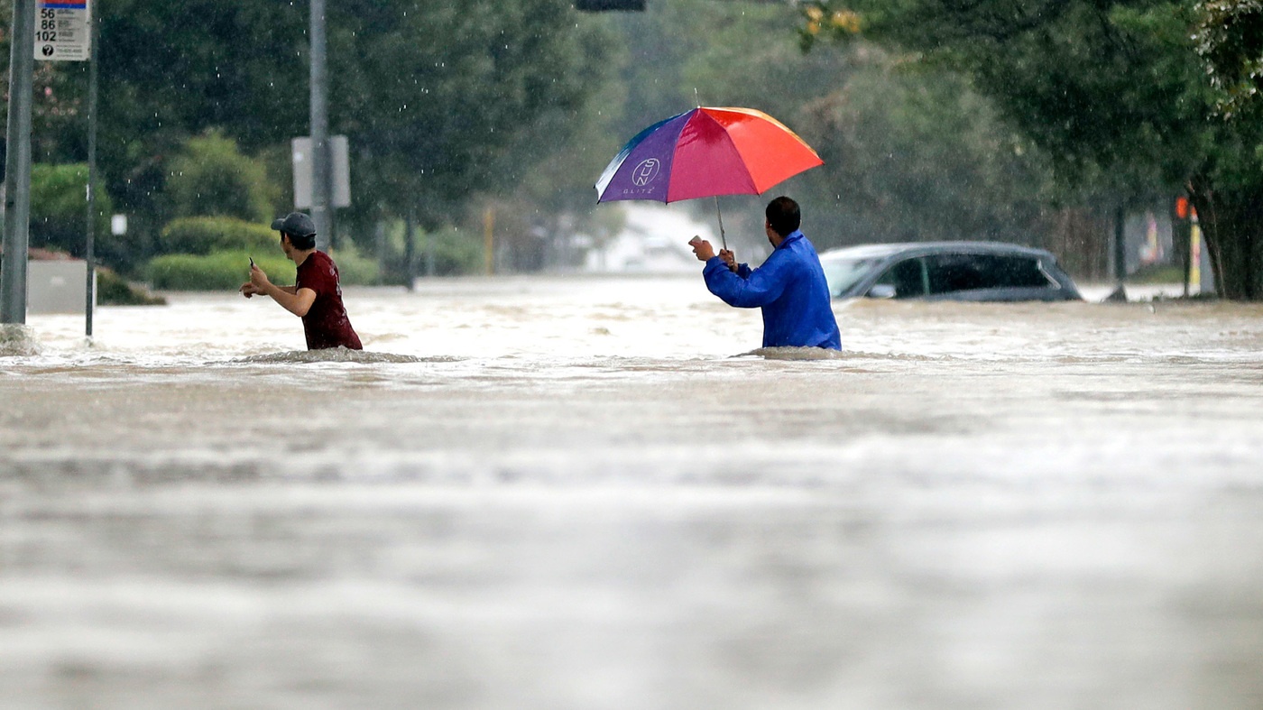 Hashtag tuan qua: The gioi quay cuong trong bao lu tham khoc hinh anh
