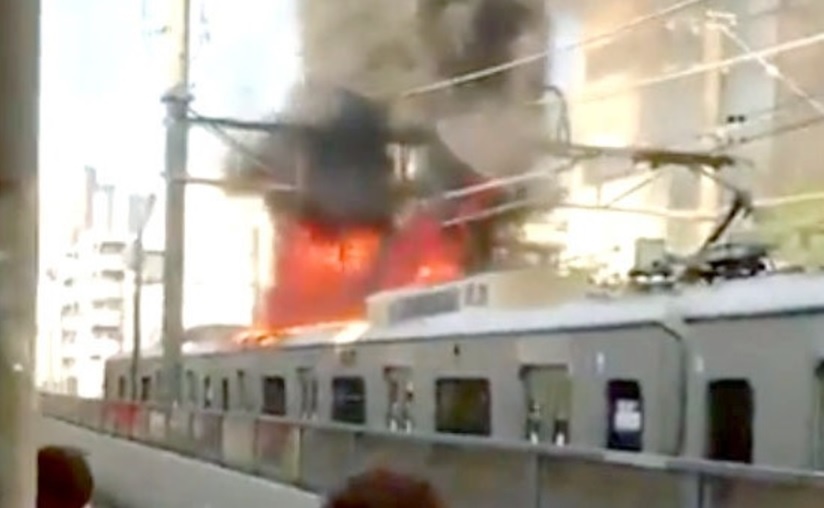 Tau dien o Nhat boc chay, 300 hanh khach so tan khan cap hinh anh