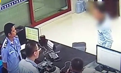 Vach tran chieu gia bi cuop cua nguoi dan ong Trung Quoc hinh anh