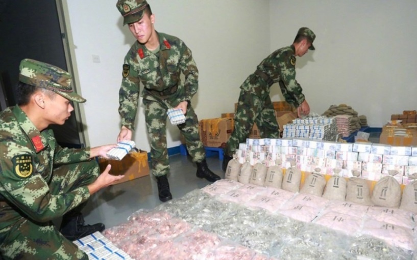 Phat hien gan 4 tan tien mat o nha kho Trung Quoc hinh anh