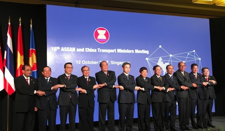 ASEAN thong qua sang kien thuc day giao thong trong khoi hinh anh