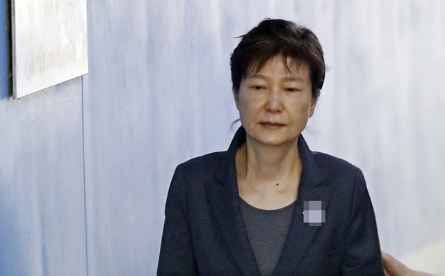 Park Geun Hye trai qua 6 thang bi giam 'cuc kho va khung khiep' hinh anh