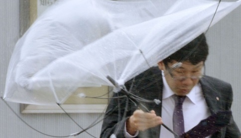 Sieu bao 'quai vat' Lan can quet Nhat Ban, 5 nguoi chet hinh anh