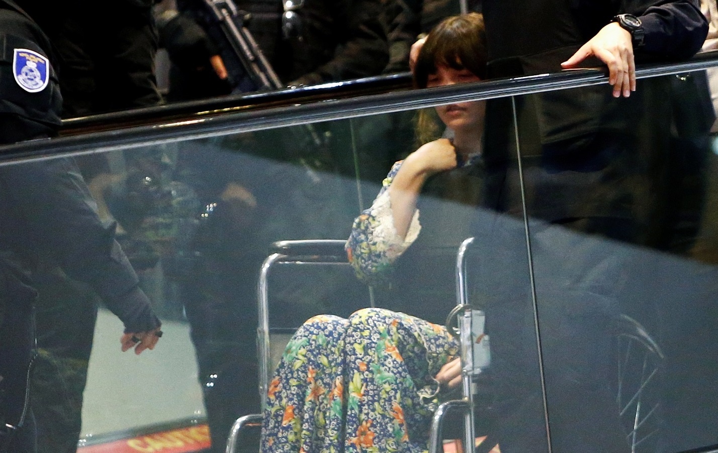 Kiet suc vi mac ao chong dan, Doan Thi Huong phai ngoi xe lan hinh anh