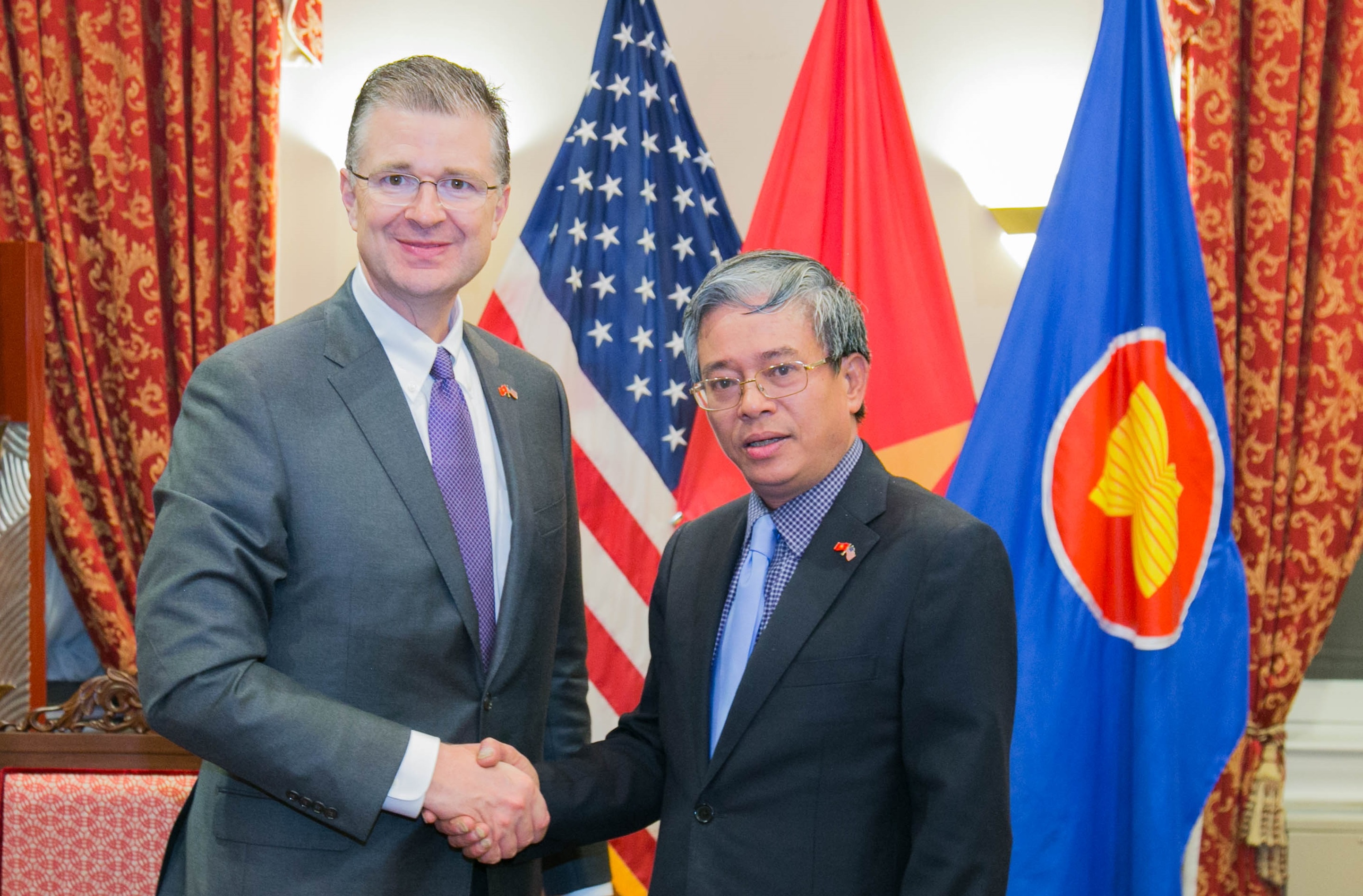 Dai su Pham Quang Vinh tiep tan Dai su My tai Viet Nam Dan Kritenbrink hinh anh