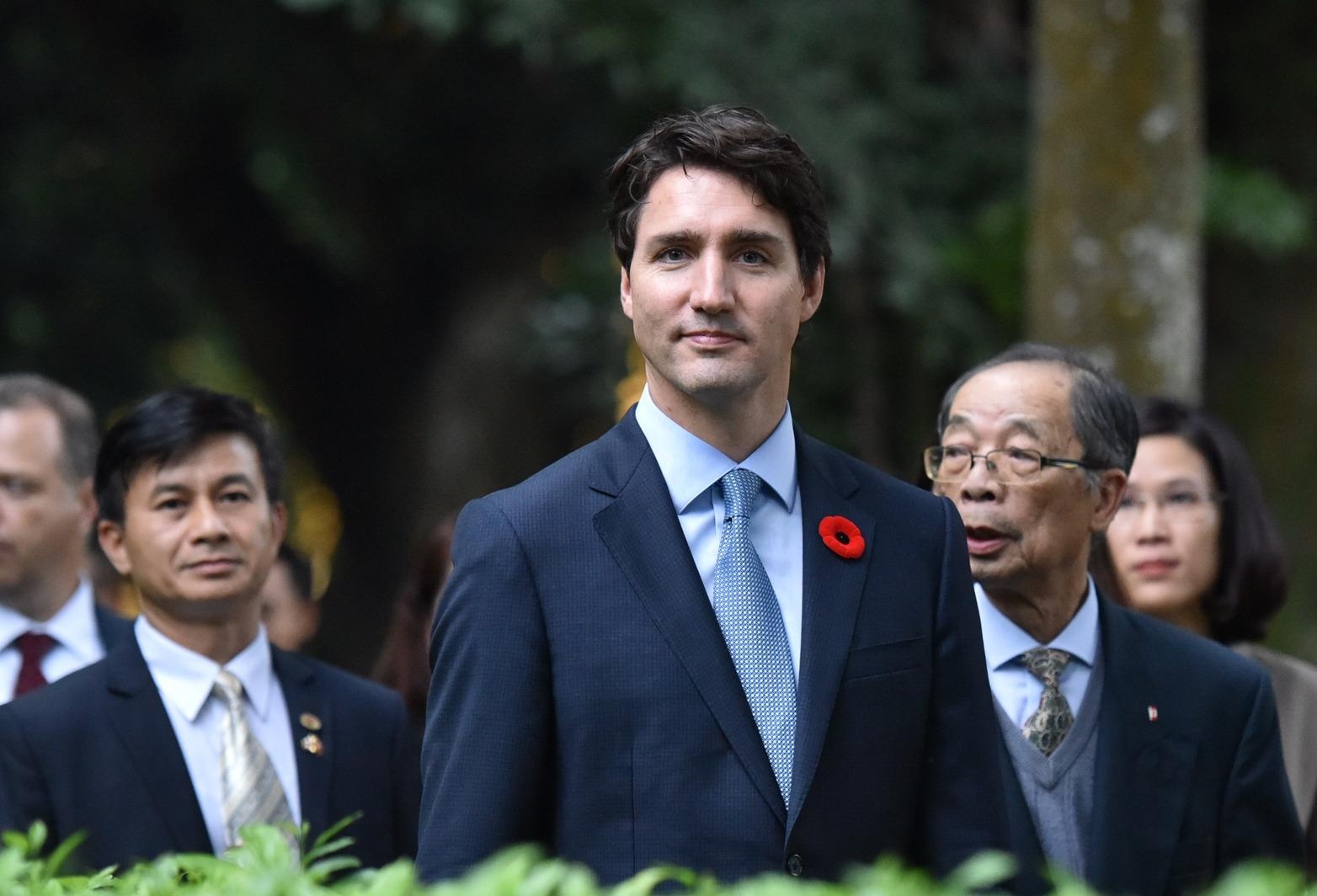 Thu tuong Trudeau cho ca an o khu di tich Chu tich Ho Chi Minh hinh anh