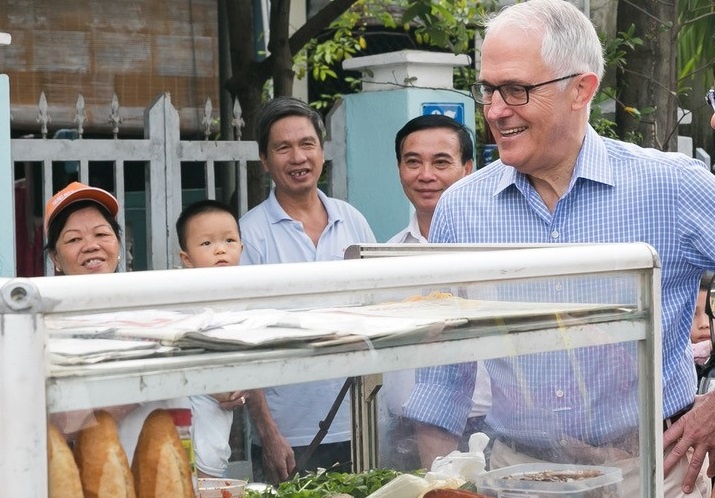 Thu tuong Australia lan dau thuong thuc banh mi o Da Nang hinh anh