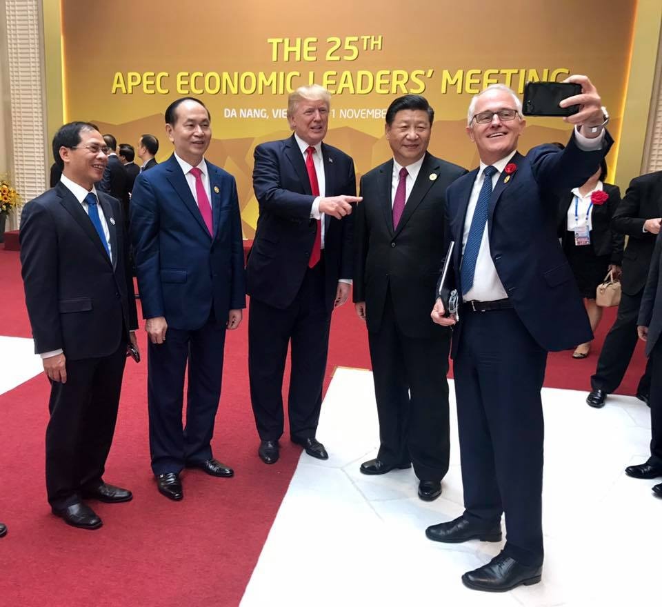 Thủ tướng Úc chụp ảnh selfie ảnh 1 Thu tuong Uc chup anh selfie anh 1