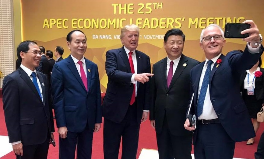 Lanh dao APEC vui ve chup hinh 'selfie' hinh anh