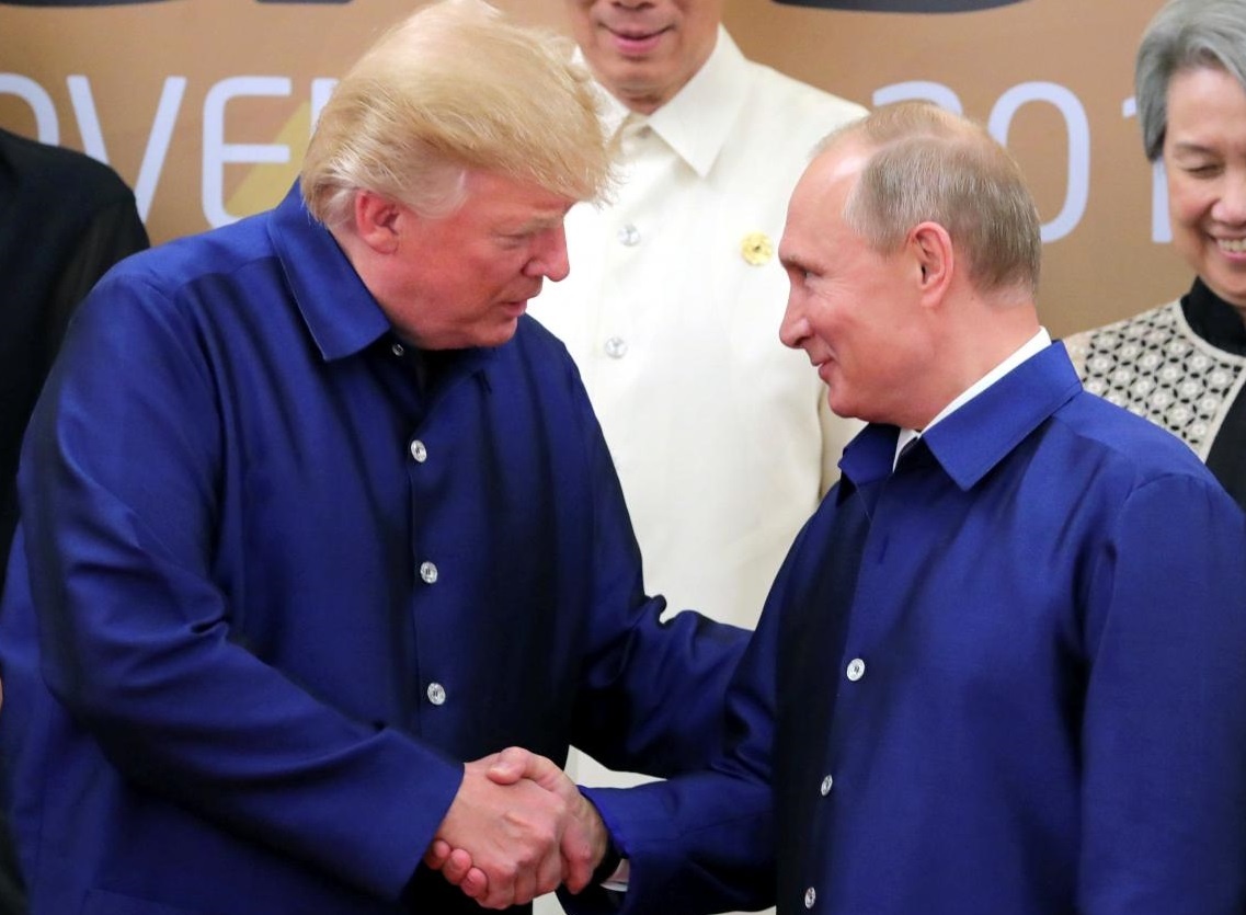 Tong thong Trump va Putin bat tay tai APEC hinh anh