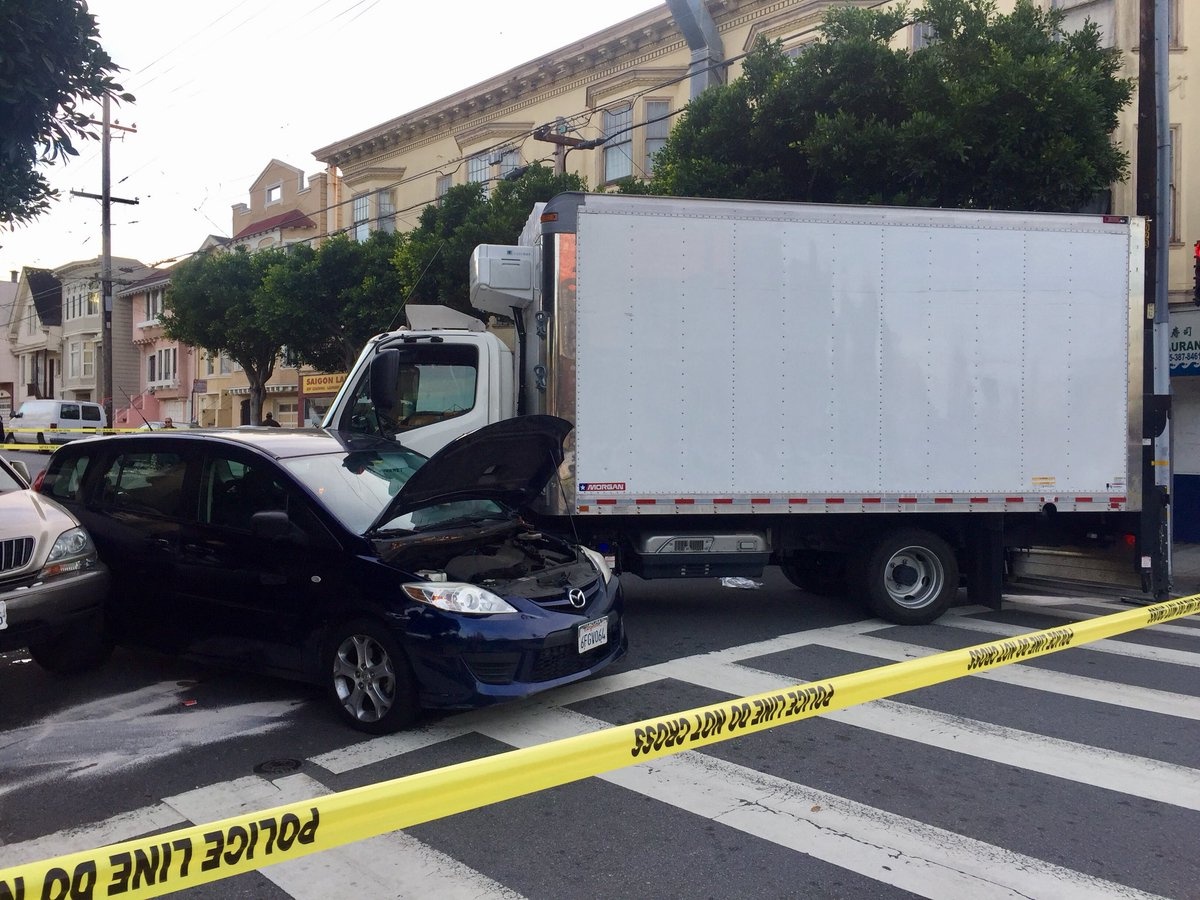 Xe tai lao vao nguoi di bo o San Francisco hinh anh