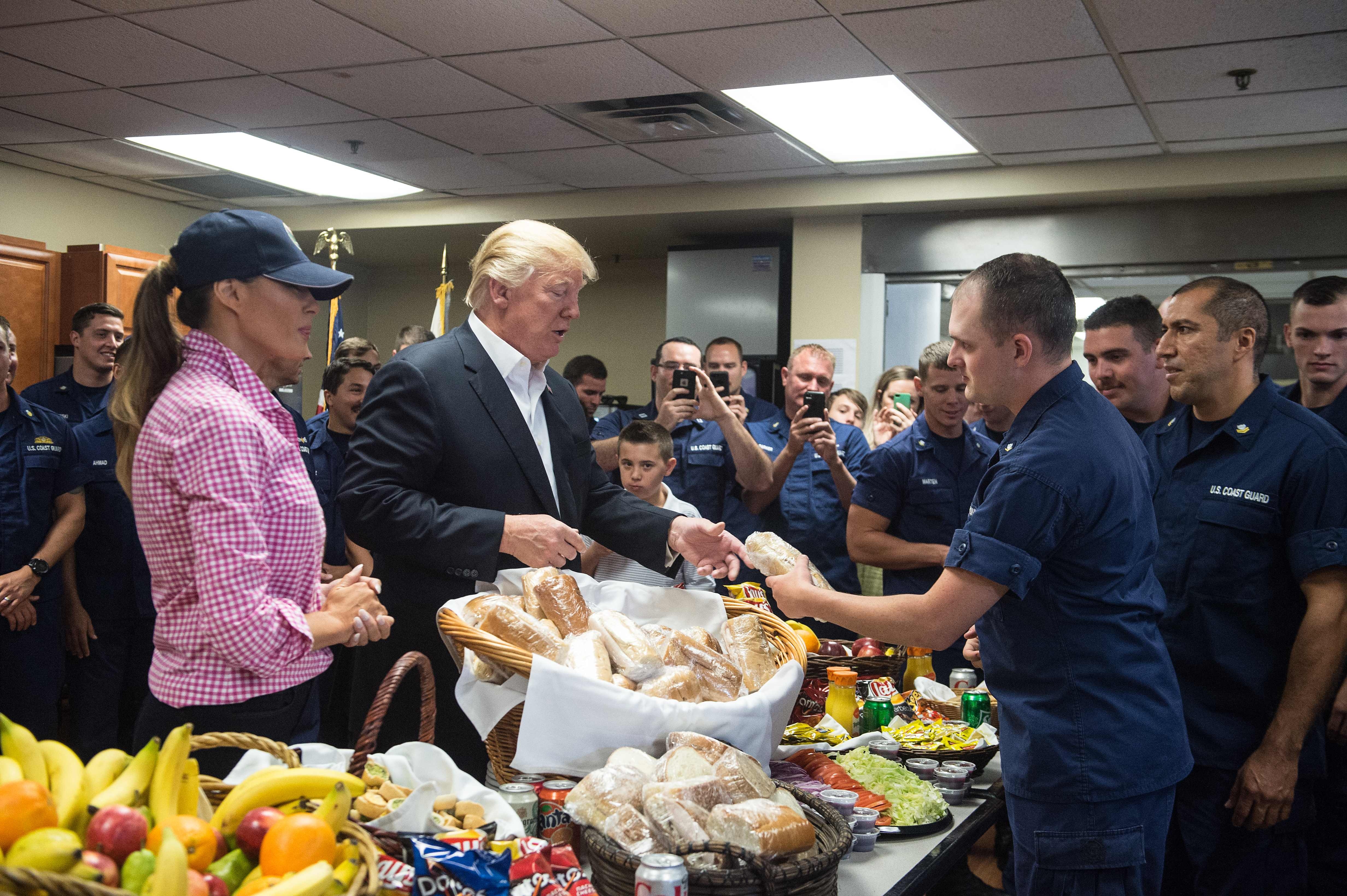 Trump thach dau vat tay anh 5