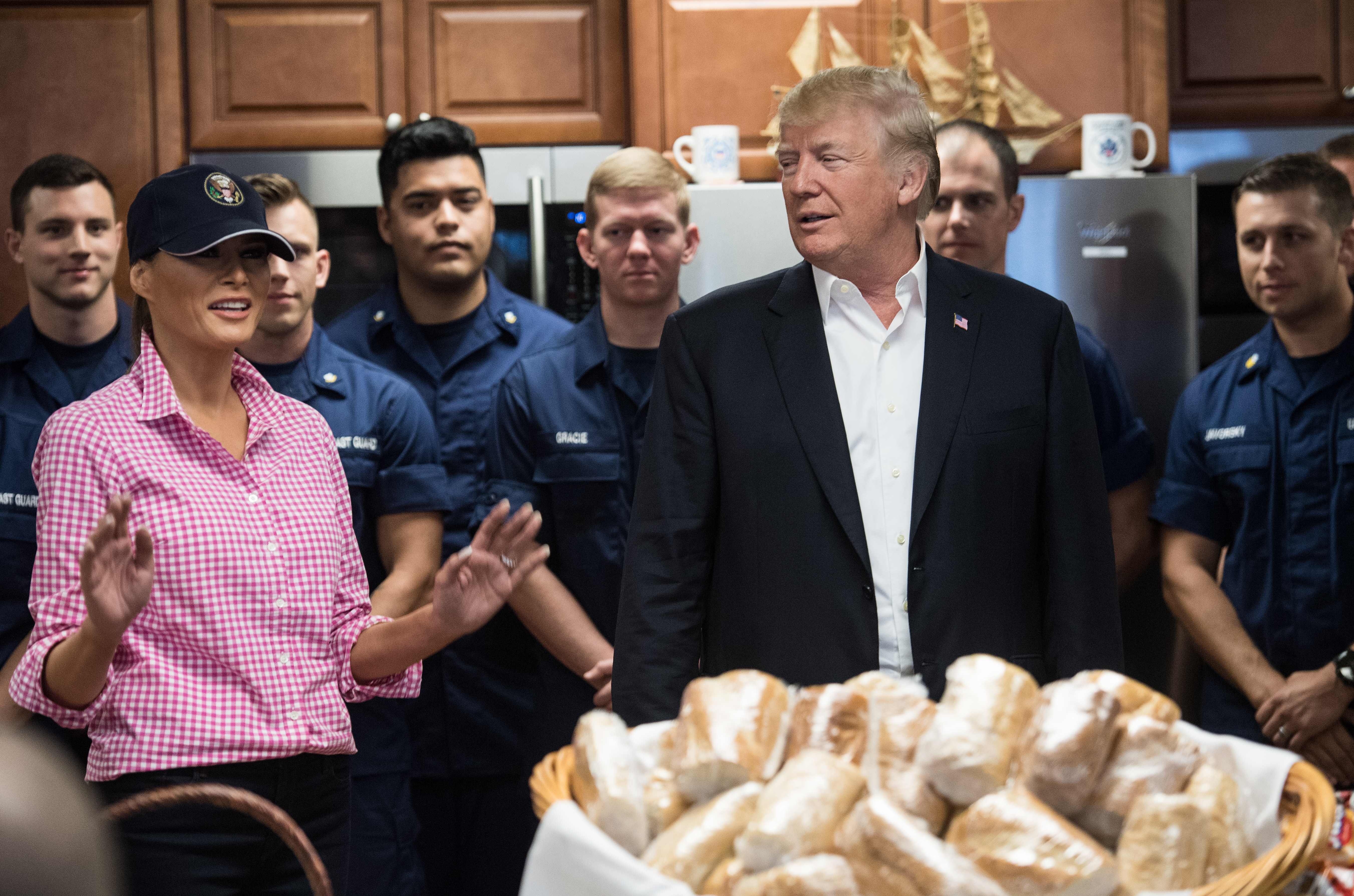 Ong Trump phat banh mi cho linh My nhan dip le Ta on hinh anh