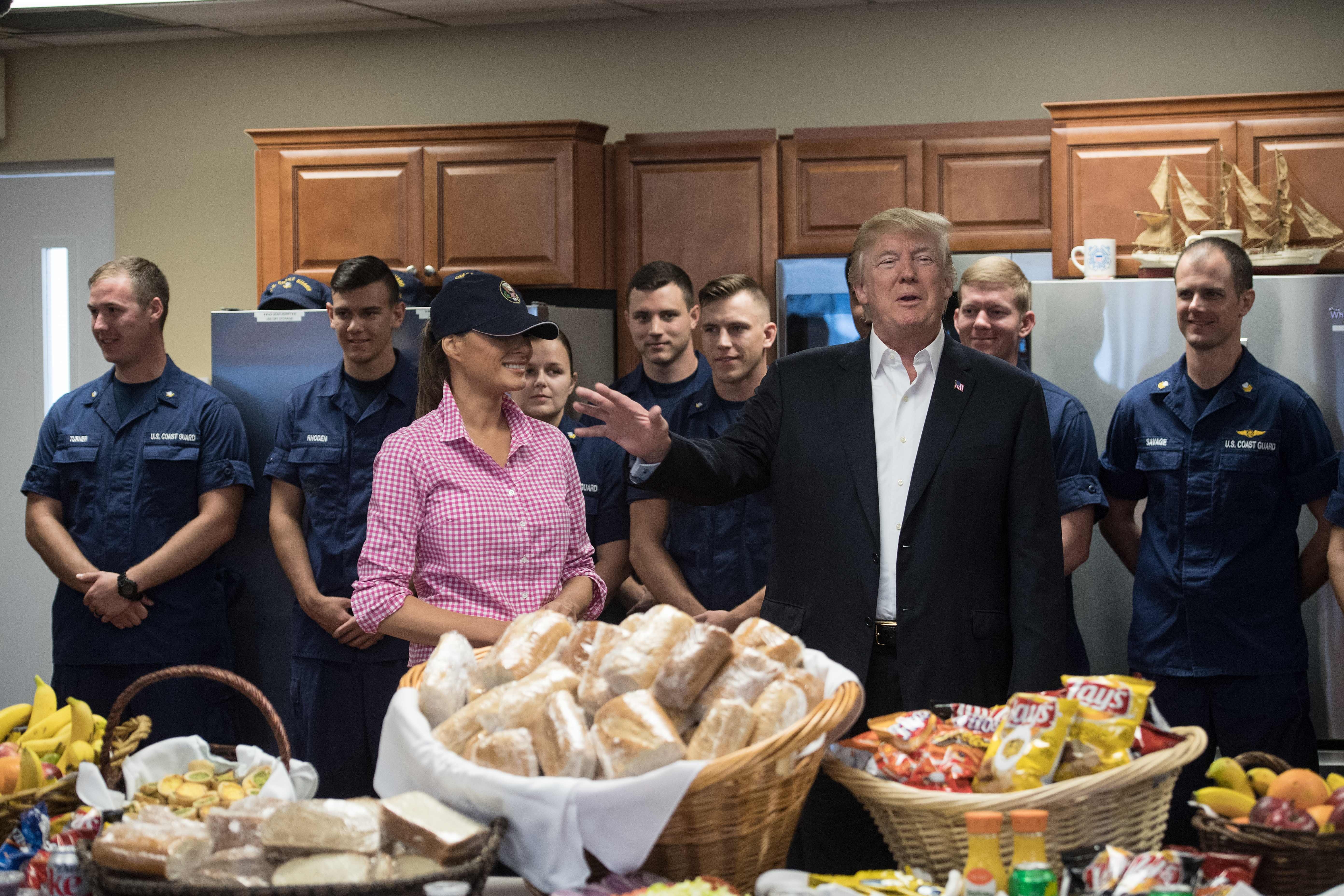 Trump thach dau vat tay anh 1