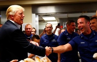 Ong Trump thach dau vat tay voi linh My dip le Ta on hinh anh