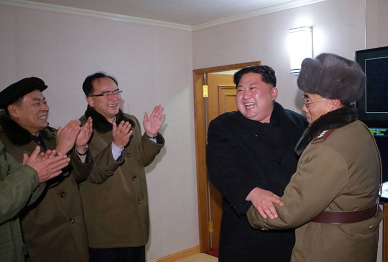 Ong Kim Jong Un chia vui cung cap duoi khi Trieu Tien thu ten lua hinh anh