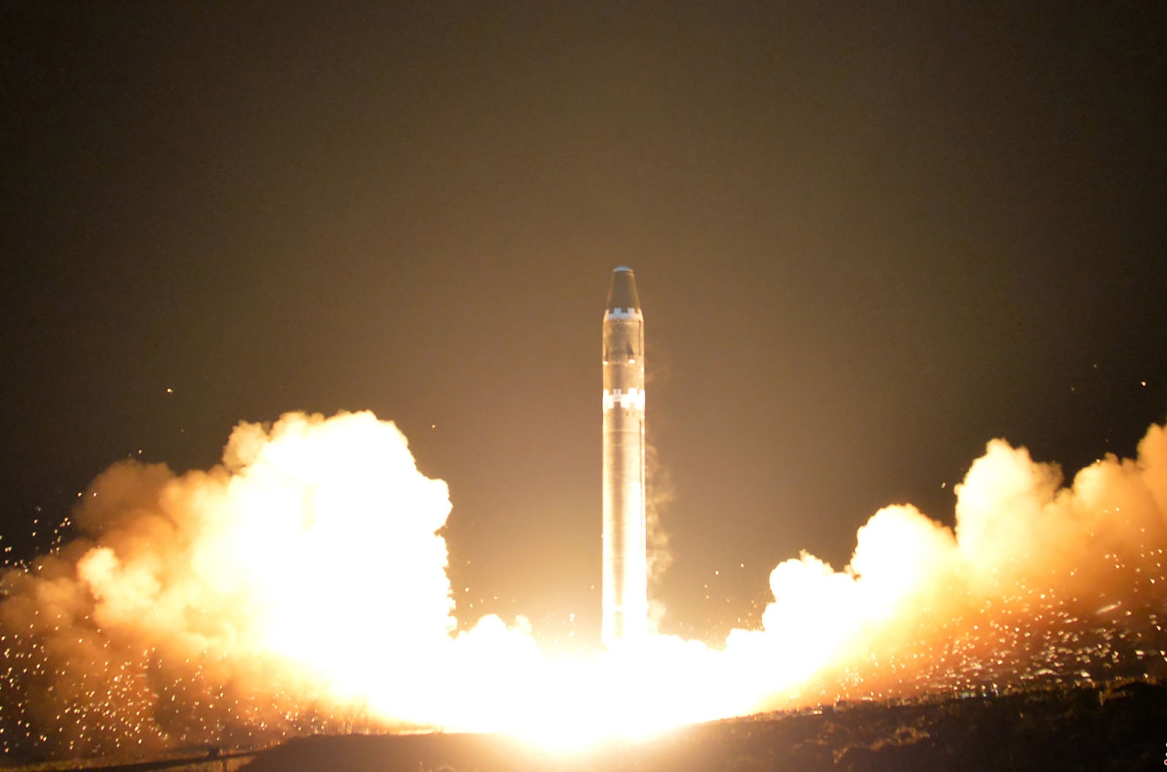 Toan canh vu phong ten lua moi 'uy luc nhat' cua Trieu Tien hinh anh