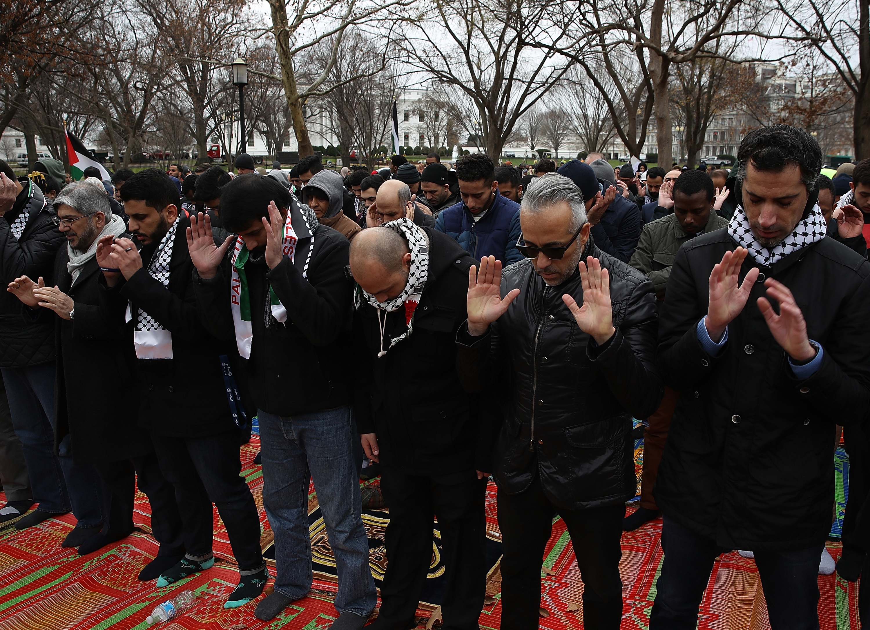 Hang tram nguoi Hoi giao do ve Nha Trang phan doi Trump hinh anh