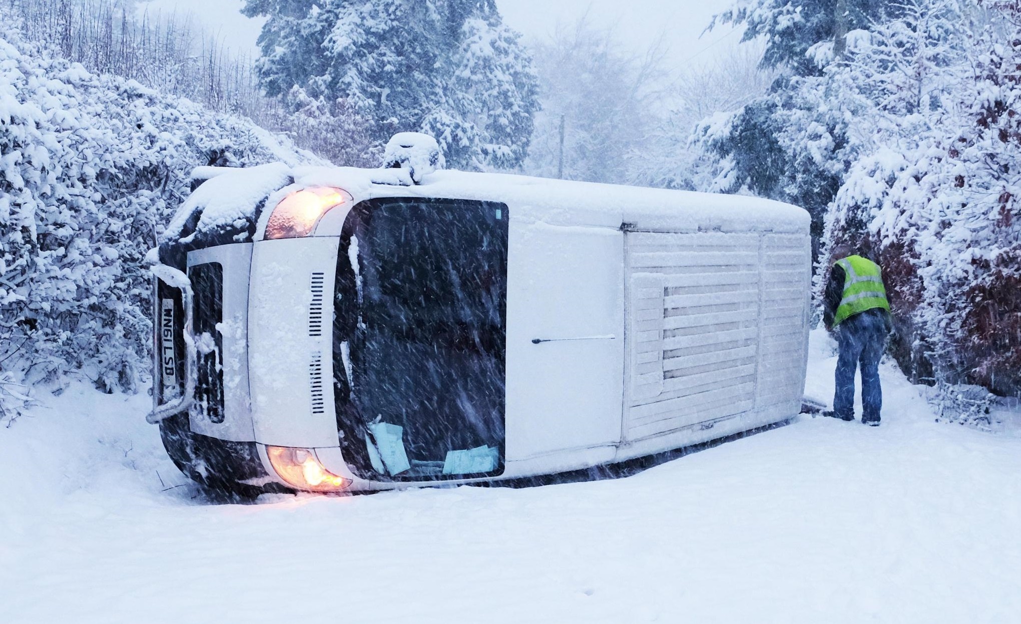 Bao tuyet can quet chau Au, giao thong hon loan 'nhu chien su' hinh anh