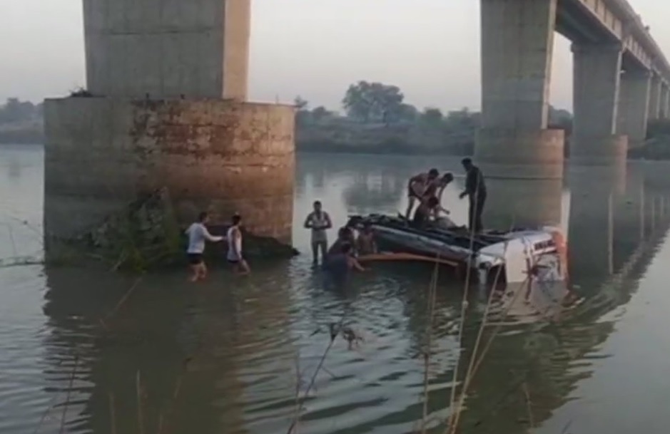 An Do: Xe bus lao xuong song, 32 nguoi chet hinh anh