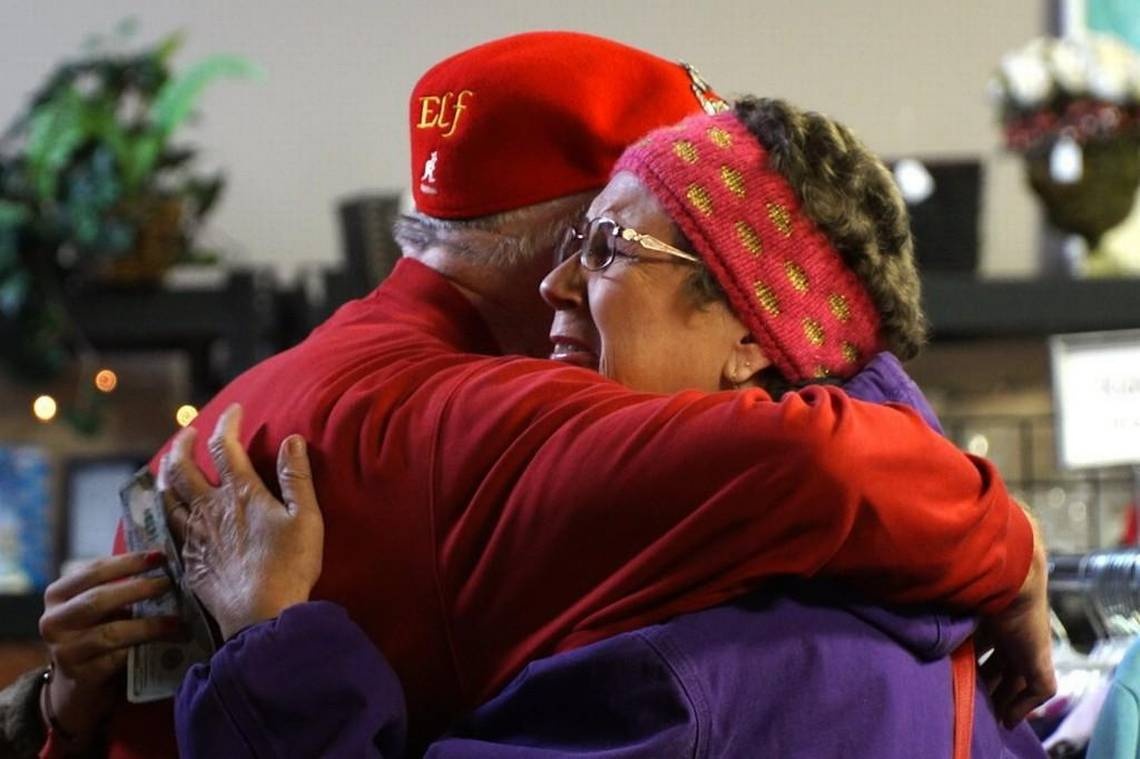 'Ong gia Noel bi mat' di khap noi tang to 100 USD o My hinh anh