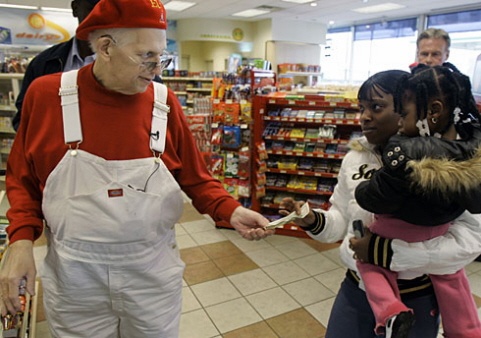 ong gia Noel phat tien anh 2