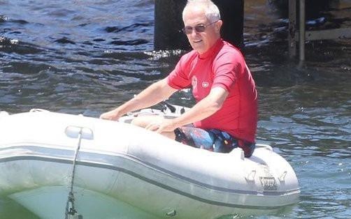 Thu tuong Australia bi phat 250 USD vi di thuyen khong mac ao phao hinh anh