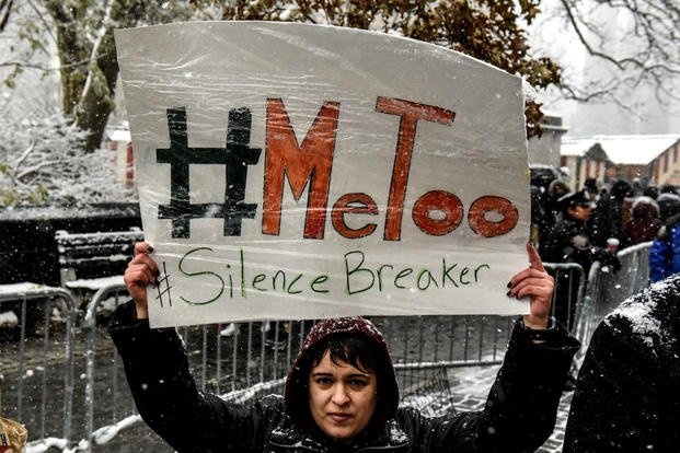 Binh linh My bieu tinh phan doi tan cong tinh duc trong quan doi hinh anh