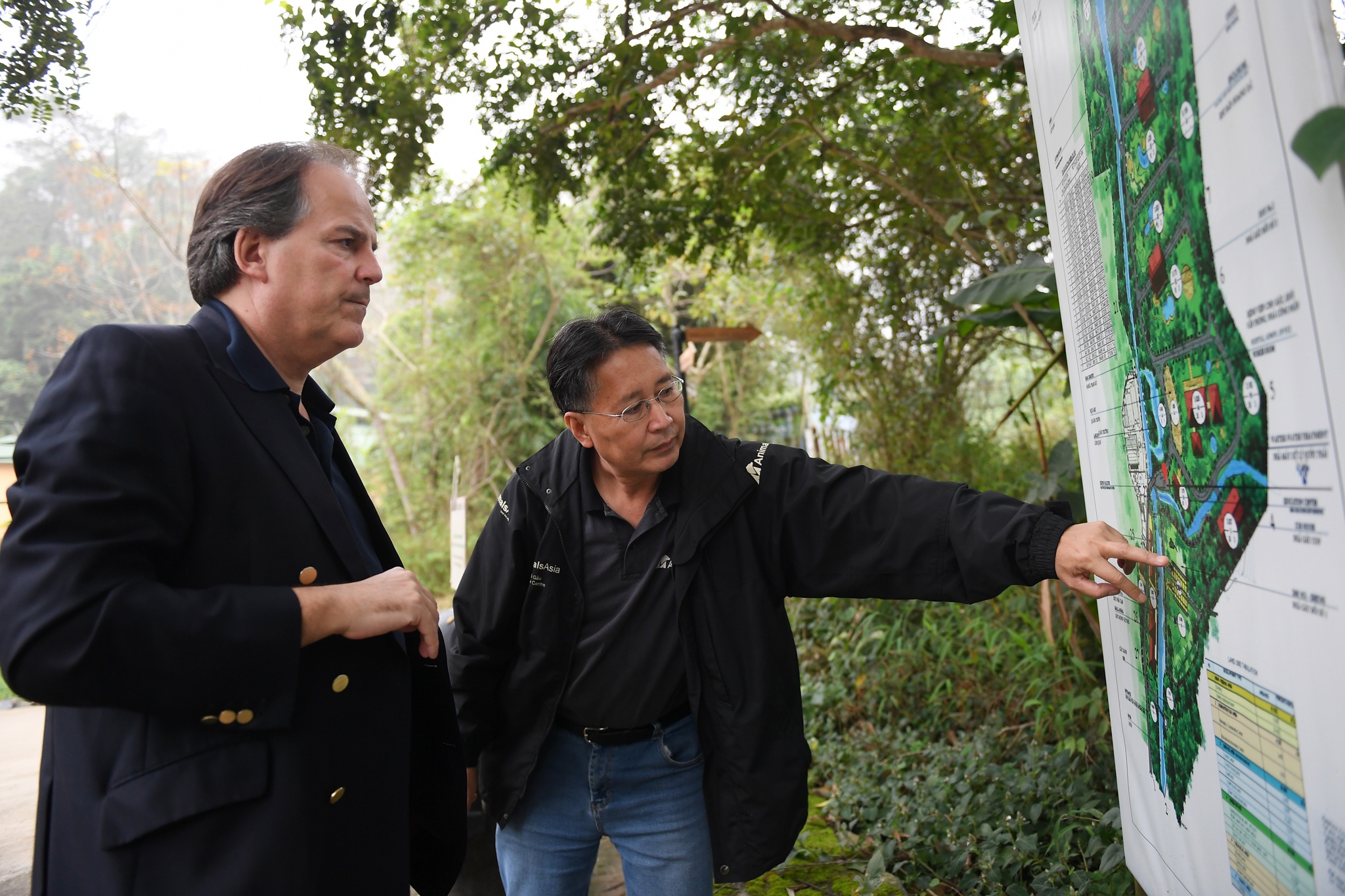 Quoc vu khanh Bo Ngoai giao Anh tham Trung tam Cuu ho gau o Tam Dao hinh anh