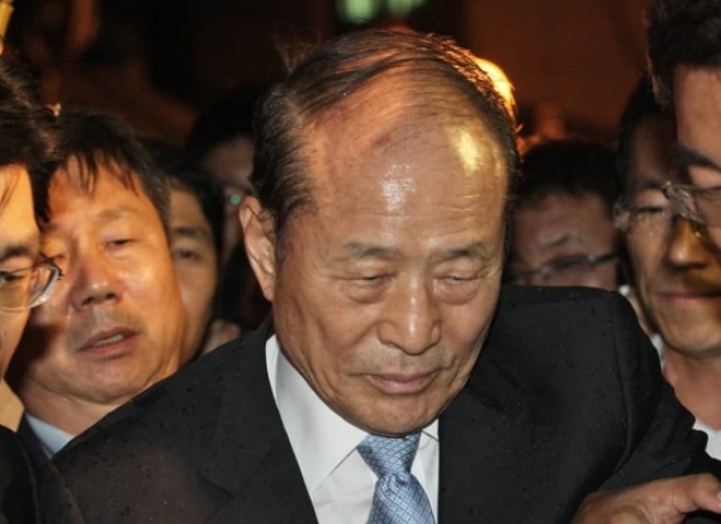 Canh sat kham xet nha anh trai cuu tong thong Han Quoc hinh anh