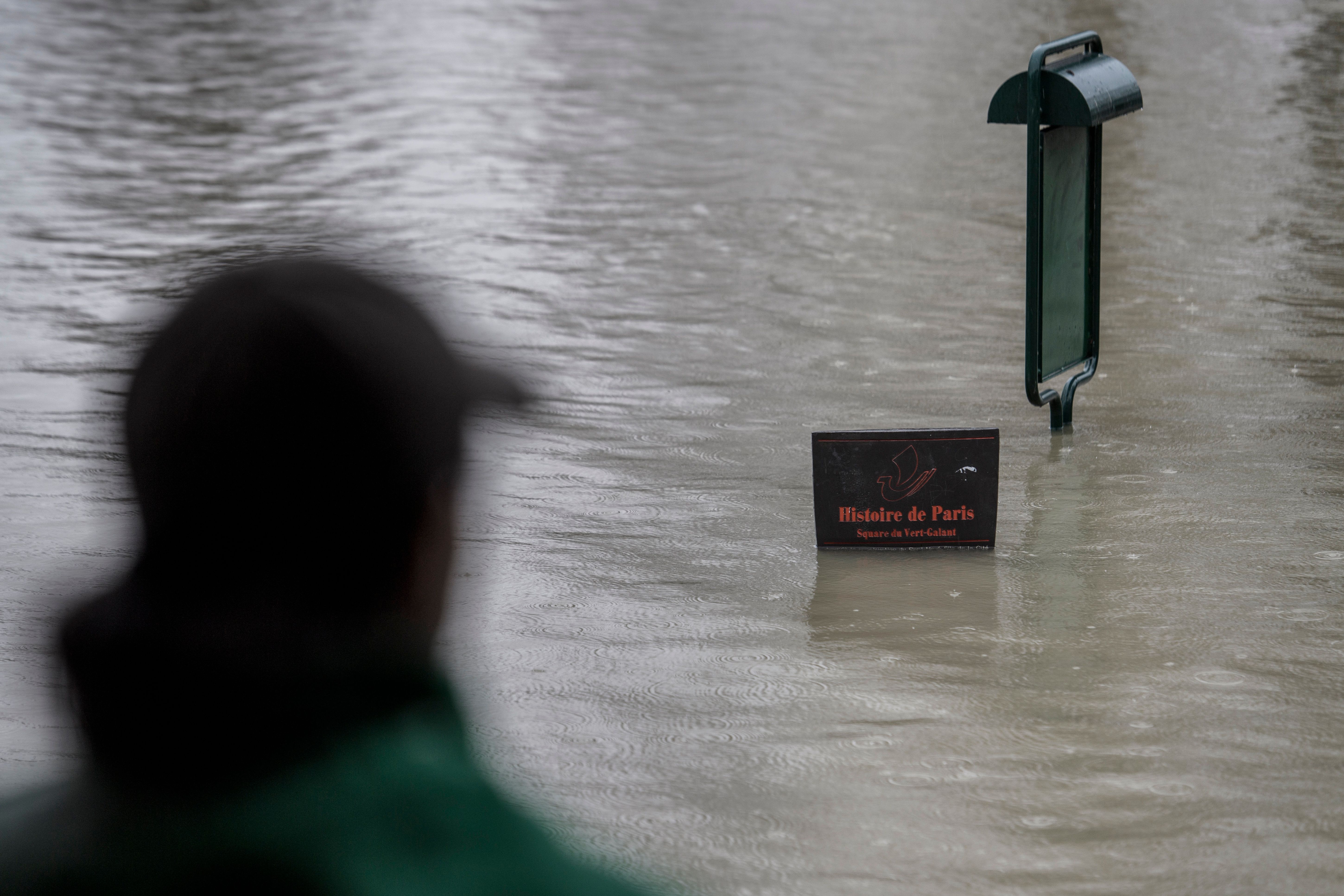 Paris ngap lut anh 9