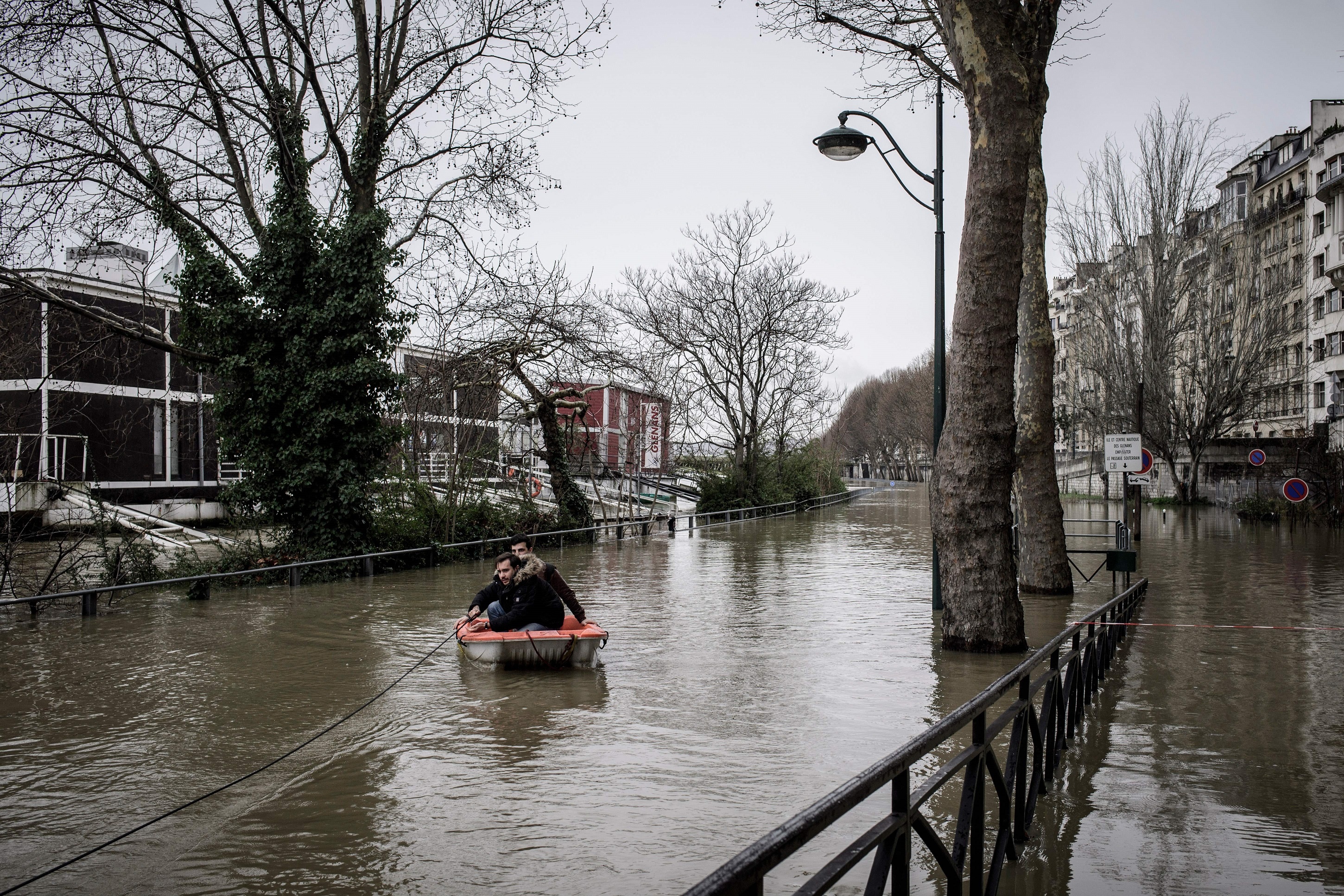 Paris lao dao trong nuoc lu, giao thong dinh tre hinh anh