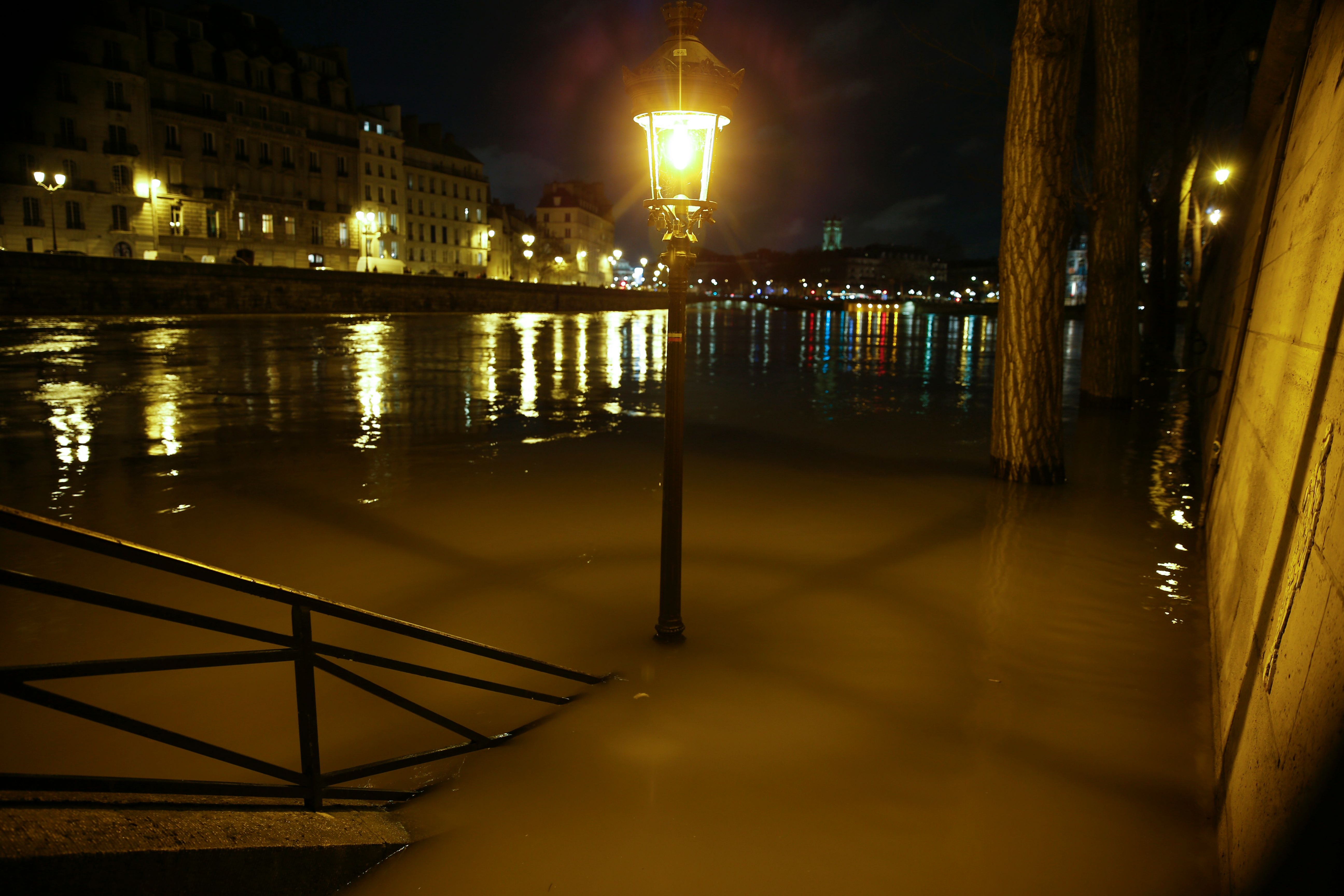 Paris ngap lut anh 10