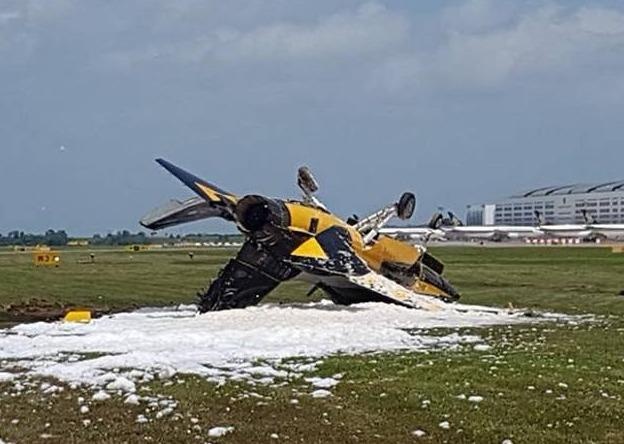 Phi co Khong quan Han Quoc boc chay tren duong bang o Singapore hinh anh