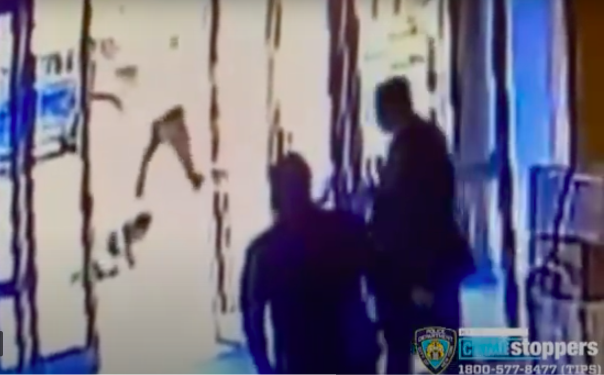 Bi sa thai sau khi dung nhin vu hanh hung phu nu goc A o New York hinh anh