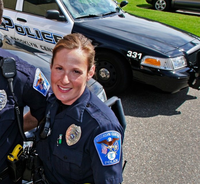 Canh sat truong Brooklyn Center tu chuc sau vu si quan ban chet nguoi hinh anh