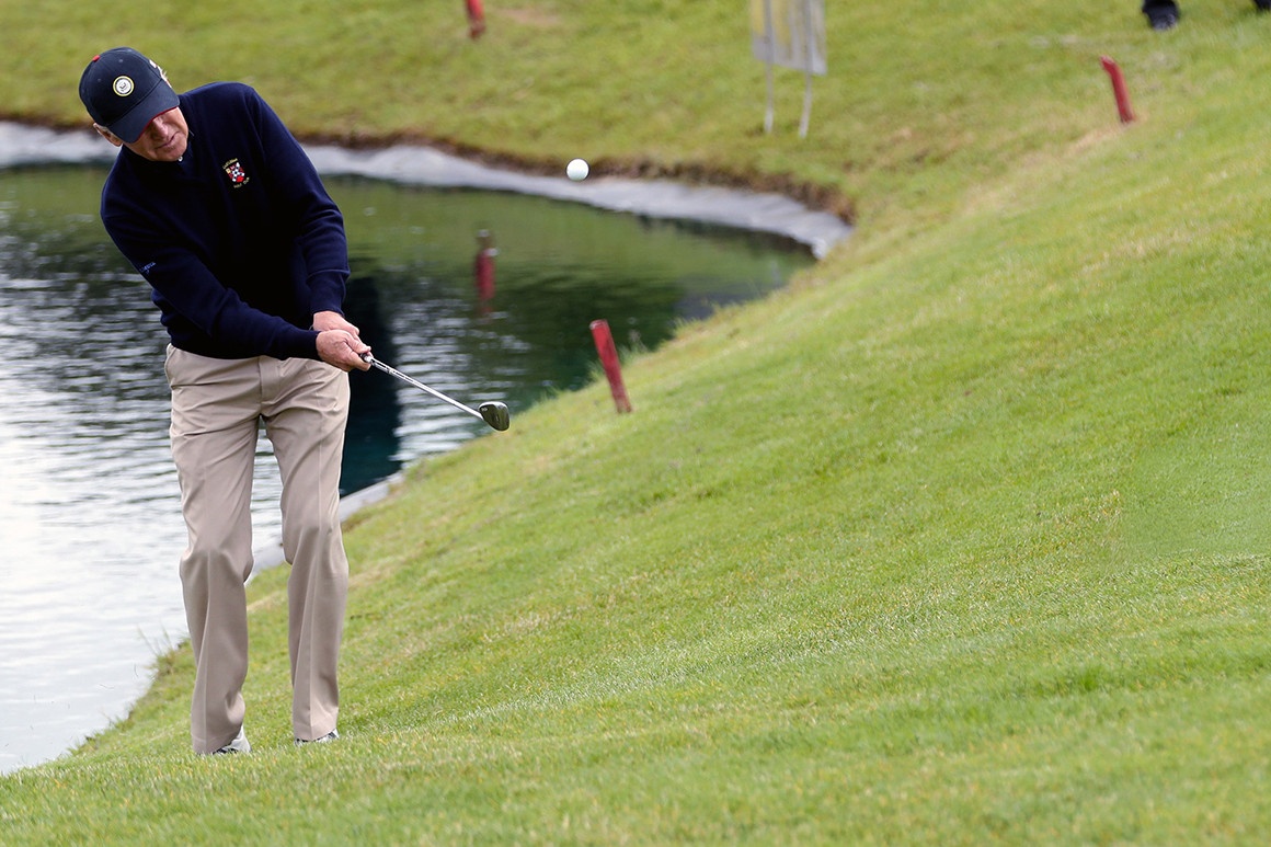 Tong thong Biden lan dau choi golf sau khi nham chuc hinh anh