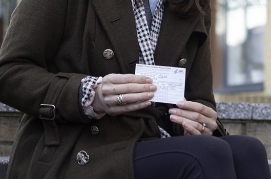 'Quay ve My de tiem vaccine, em lam vay co dung khong?' hinh anh