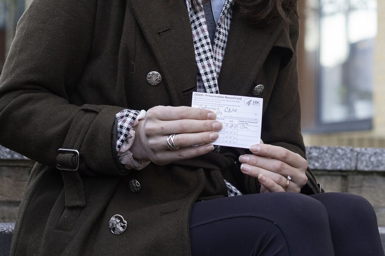 nguoi my ve que de tiem vaccine anh 2