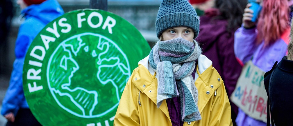 Thanh nien chau Au so gi hon Covid-19? hinh anh