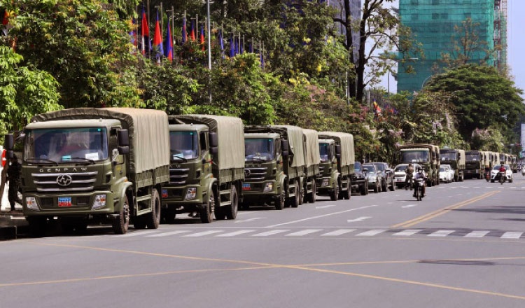 Xe tai cho thuc pham den 'vung do' o Phnom Penh hinh anh